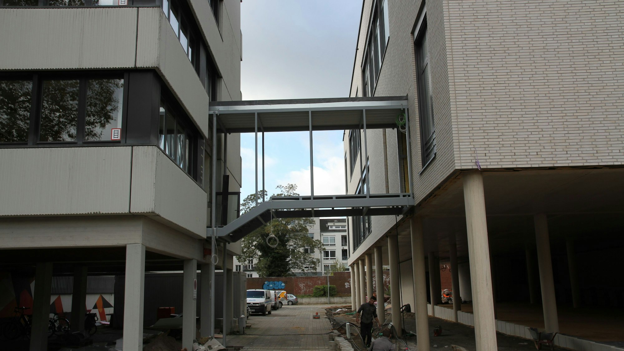 Eine Brücke zwischen zwei Teilen eines Gebäudes