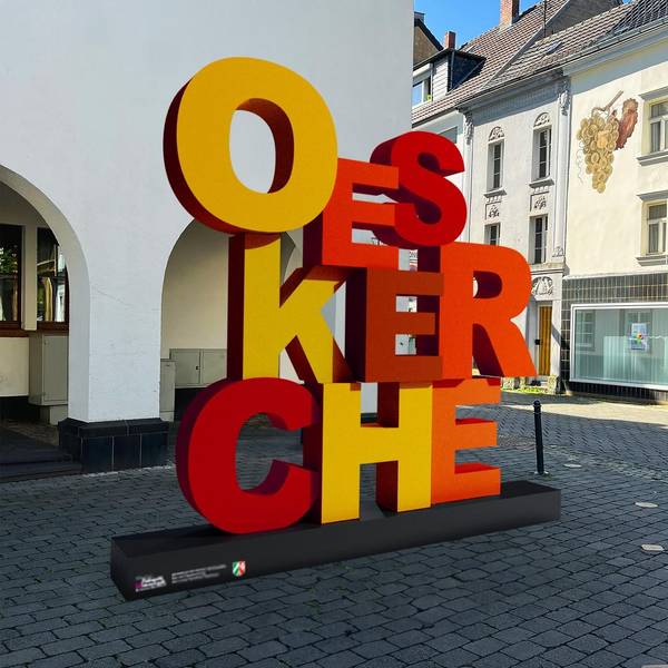 Die Visualisierung zeigt einen auffälligen Schriftzug in den Farben Gelb, Rot und Orange.