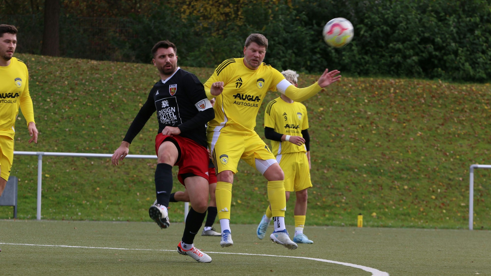 Ein Spieler hat den Ball weggeschossen, ein Gegenspieler bedrängt ihn.
