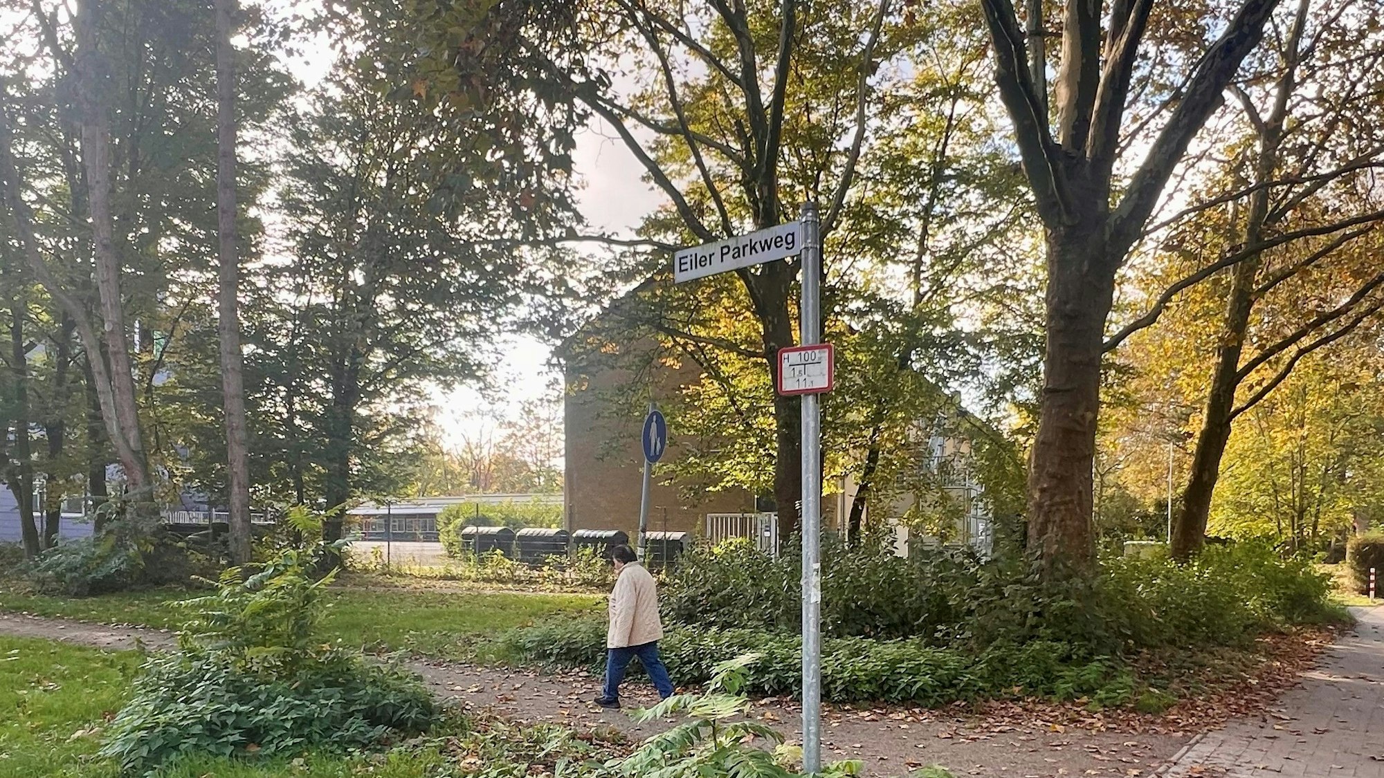 Zu sehen ist der Ein- und Ausgang des Eiler Parkwegs in Porz.