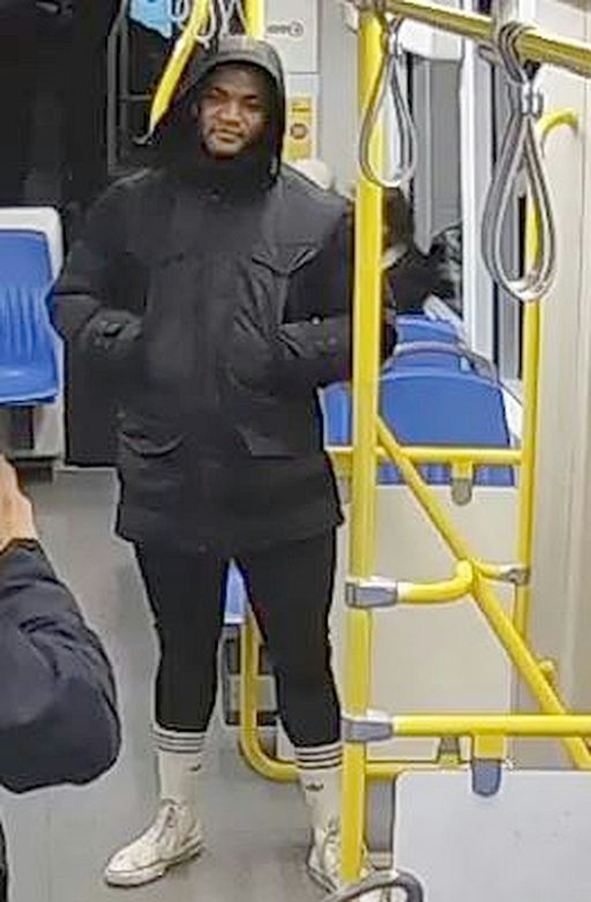 Der Tatverdächtige vom 3. April 2024 auf einem Bild aus einer KVB-Kamera.