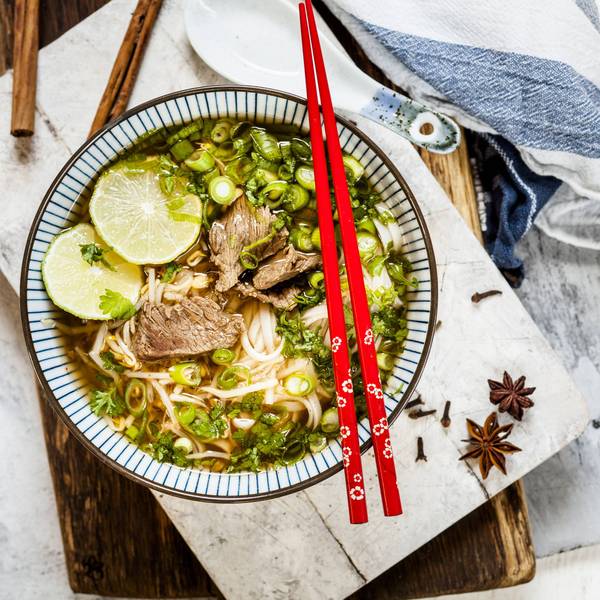 Eine Schüssel mit Pho-Suppe.