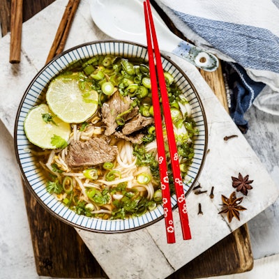 Eine Schüssel mit Pho-Suppe.