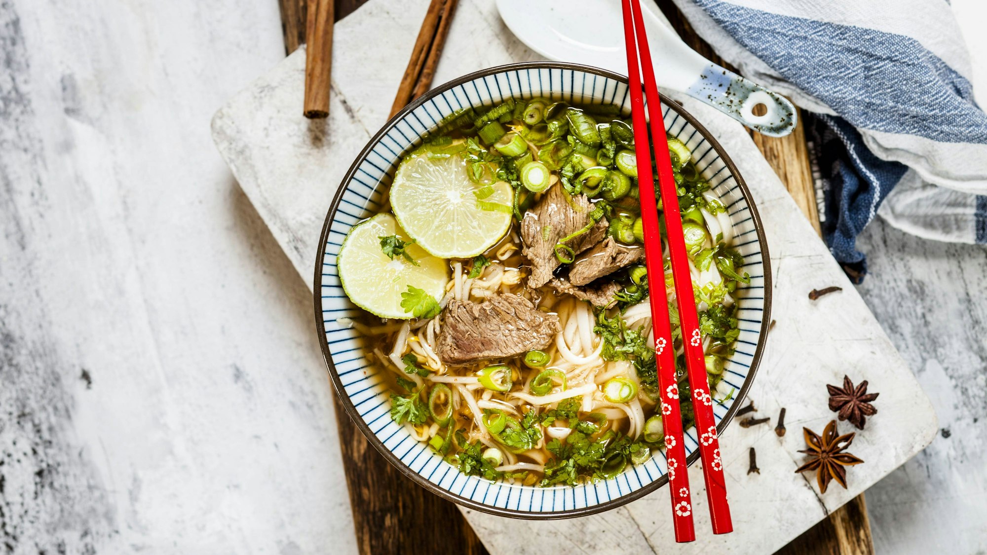 Eine Schüssel mit Pho-Suppe.