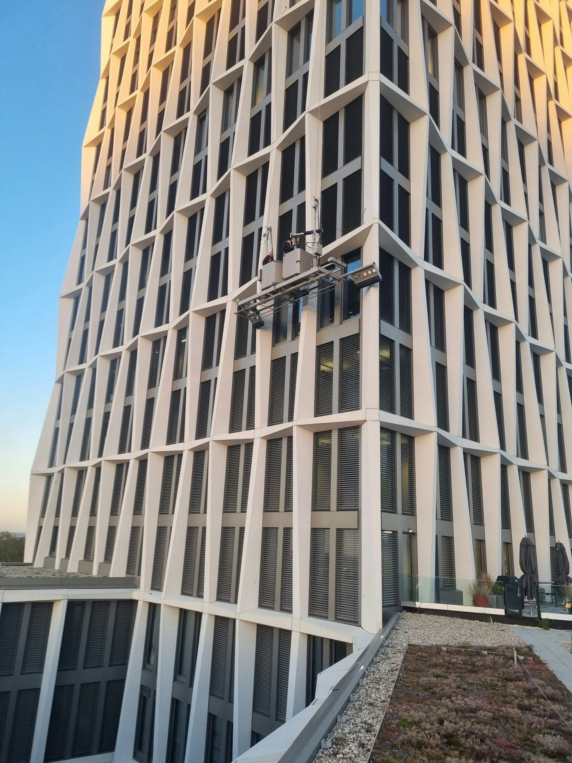 Die Feuerwehr konnte über ein Vordach Kontakt zu den beiden Arbeitern in der Gondel aufnehmen.