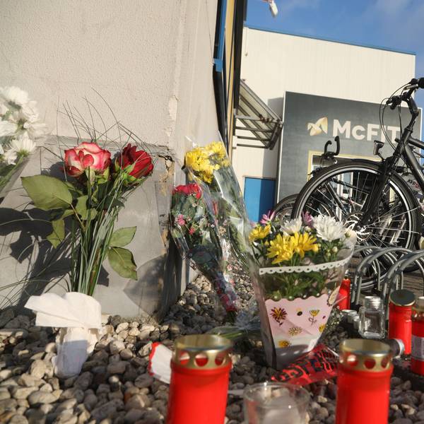 Blumen und Kerzen erinnern einen Tag später an den tödlichen Schuss, den ein Unbekannter auf einen 32-Jährigen vor dem Fitnessstudio in Köln-Kalk abgefeuert hat.