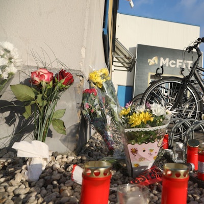 Blumen und Kerzen erinnern einen Tag später an den tödlichen Schuss, den ein Unbekannter auf einen 32-Jährigen vor dem Fitnessstudio in Köln-Kalk abgefeuert hat.