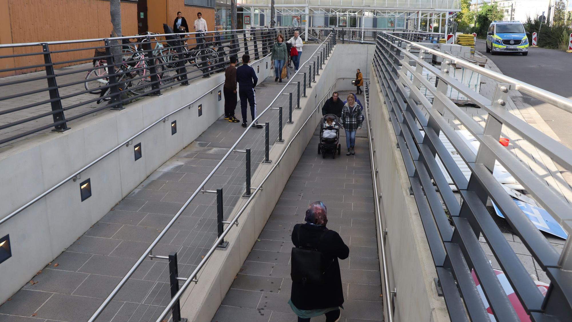 Zu sehen ist ein barrierefreier Zugang zu einem Bahnhof.