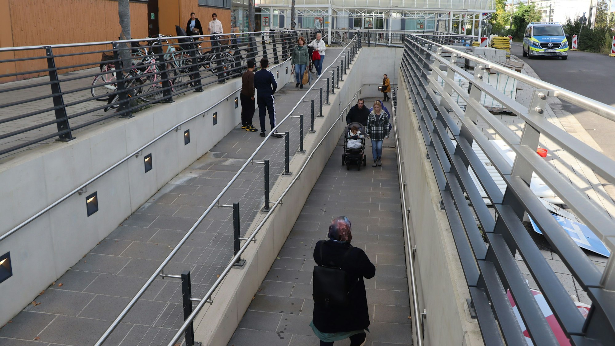 Zu sehen ist ein barrierefreier Zugang zu einem Bahnhof.