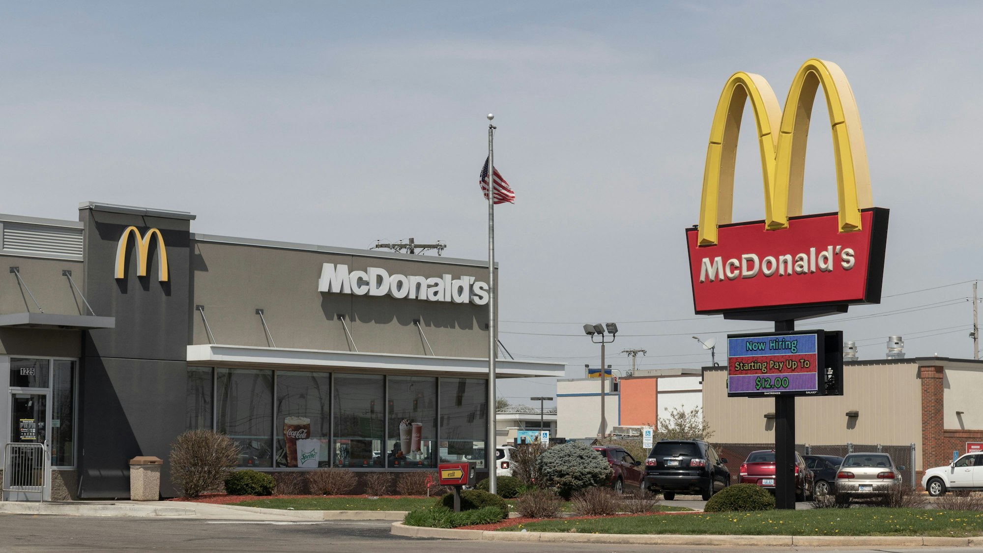 McDonald's Restaurant muss einen beliebten Burger in den USA in einigen Bundesstaaten vorübergehend aus dem Sortiment nehmen. (Symbolbild)