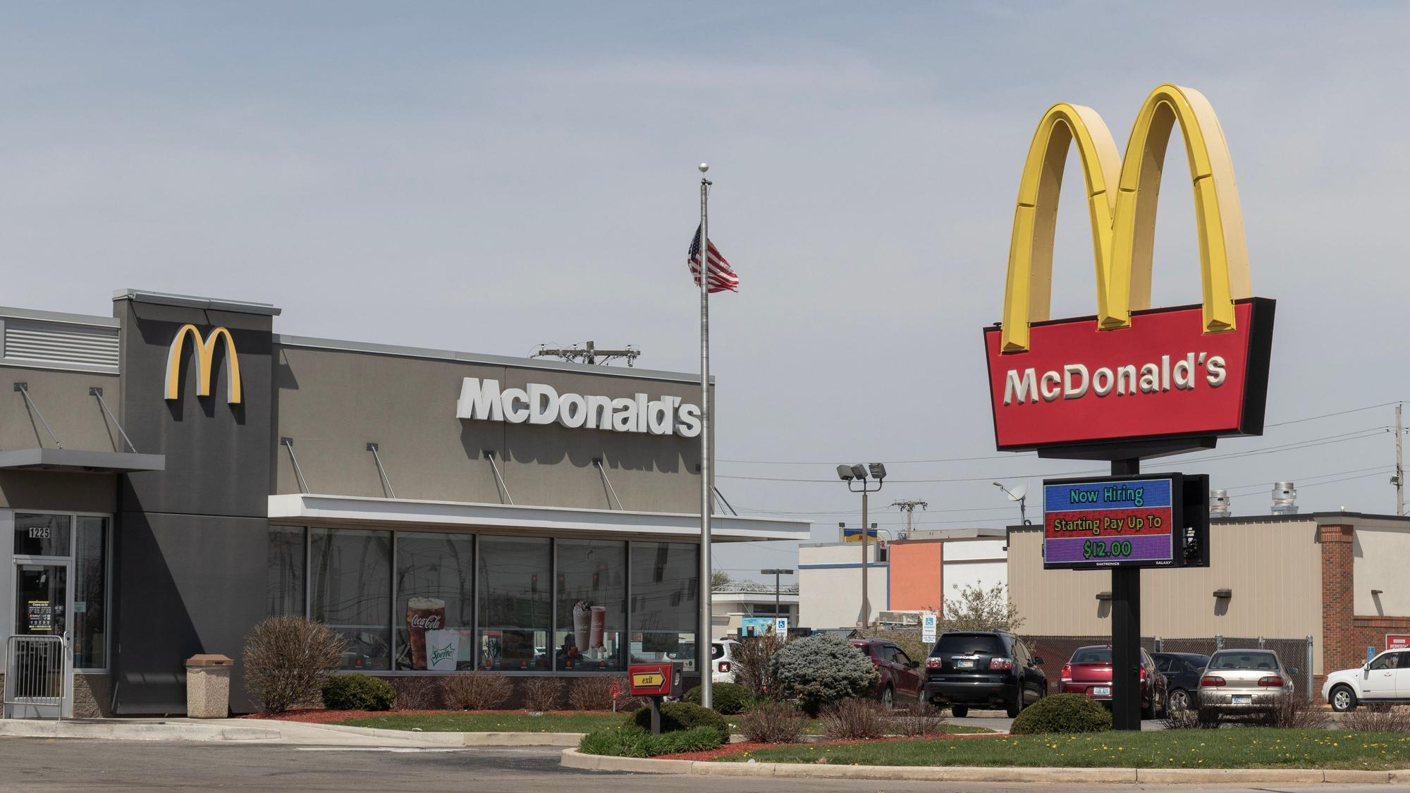 McDonald's Restaurant muss einen beliebten Burger in den USA in einigen Bundesstaaten vorübergehend aus dem Sortiment nehmen. (Symbolbild)