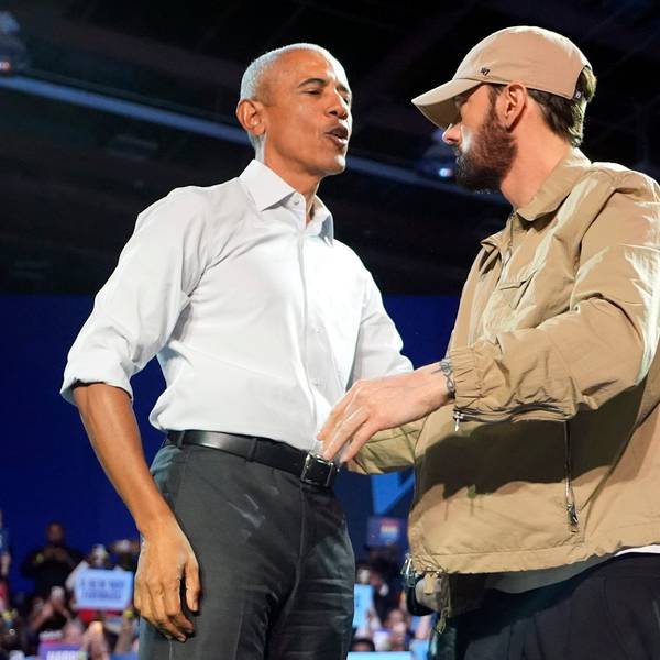 22.10.2024, USA, Detroit: Der Rapper Eminem (r) begrüßt den ehemaligen US-Präsidenten Barack Obama auf der Bühne bei einer Wahlkampfveranstaltung zur Unterstützung der demokratischen US-Präsidentschaftskandidatin Harris. Foto: Paul Sancya/AP/dpa +++ dpa-Bildfunk +++