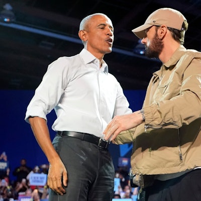22.10.2024, USA, Detroit: Der Rapper Eminem (r) begrüßt den ehemaligen US-Präsidenten Barack Obama auf der Bühne bei einer Wahlkampfveranstaltung zur Unterstützung der demokratischen US-Präsidentschaftskandidatin Harris. Foto: Paul Sancya/AP/dpa +++ dpa-Bildfunk +++