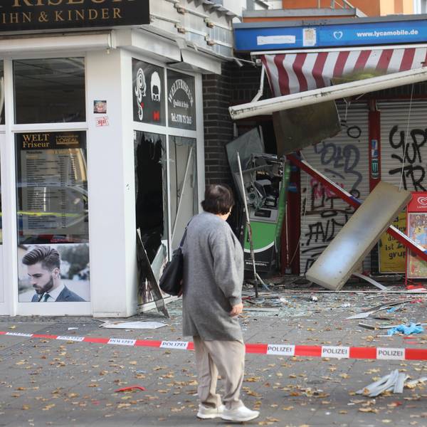 In der Nacht auf Mittwoch (23. Oktober) ist ein Geldautomat an der Frankfurter Straße in Köln-Mülheim gesprengt worden.