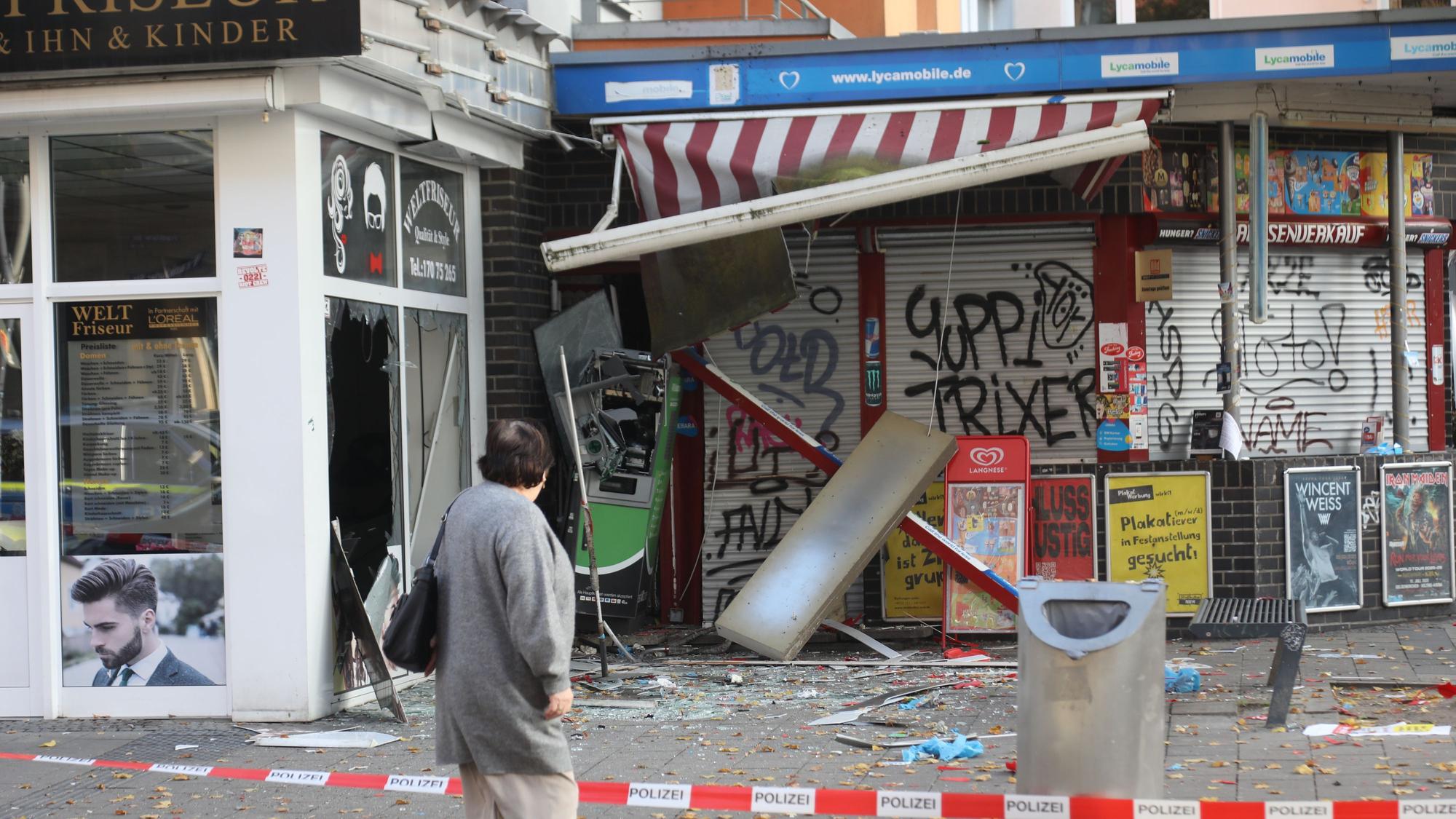 In der Nacht auf Mittwoch (23. Oktober) ist ein Geldautomat an der Frankfurter Straße in Köln-Mülheim gesprengt worden.