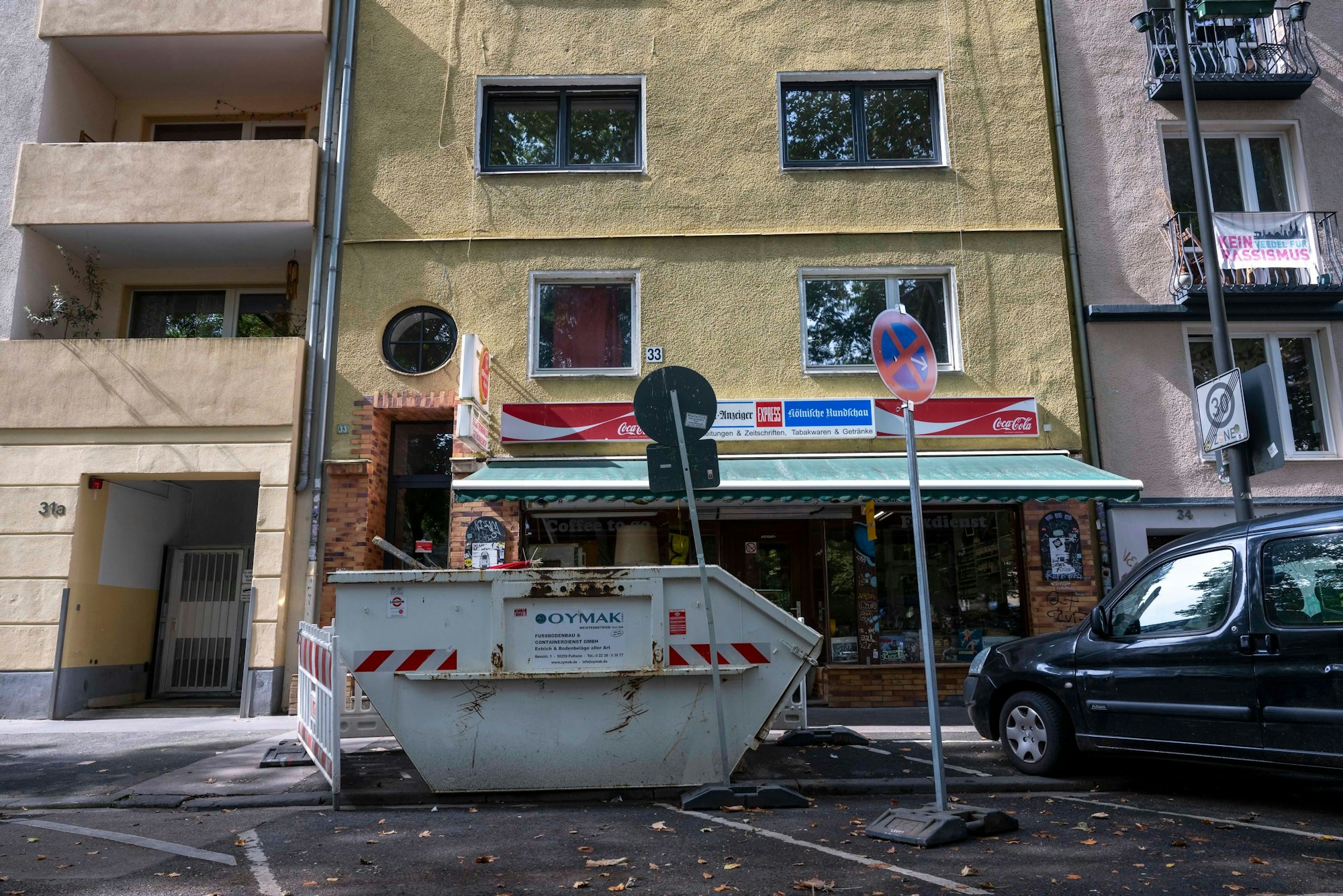 Fassade vom Haus am Rathenauplatz mit Baucontainer davor