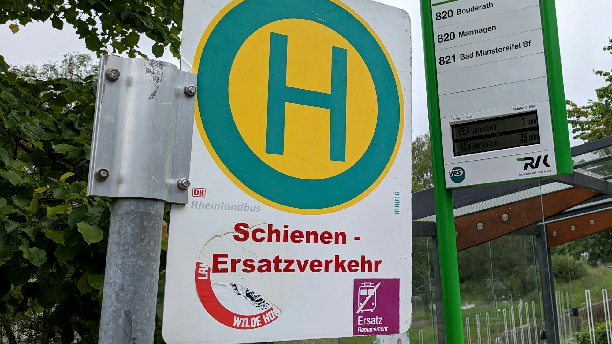 Hinweisschild auf eine Haltestelle des Schienenersatzverkehrs am Bahnhof in Nettersheim.