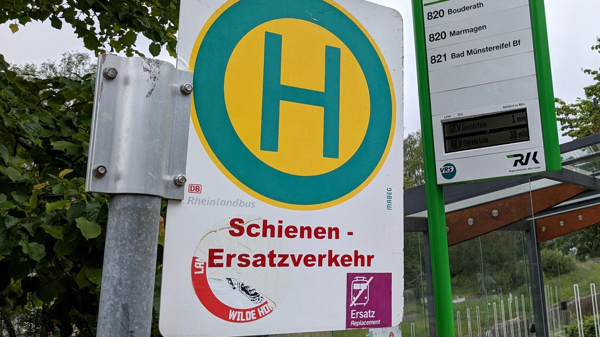 Hinweisschild auf eine Haltestelle des Schienenersatzverkehrs am Bahnhof in Nettersheim.