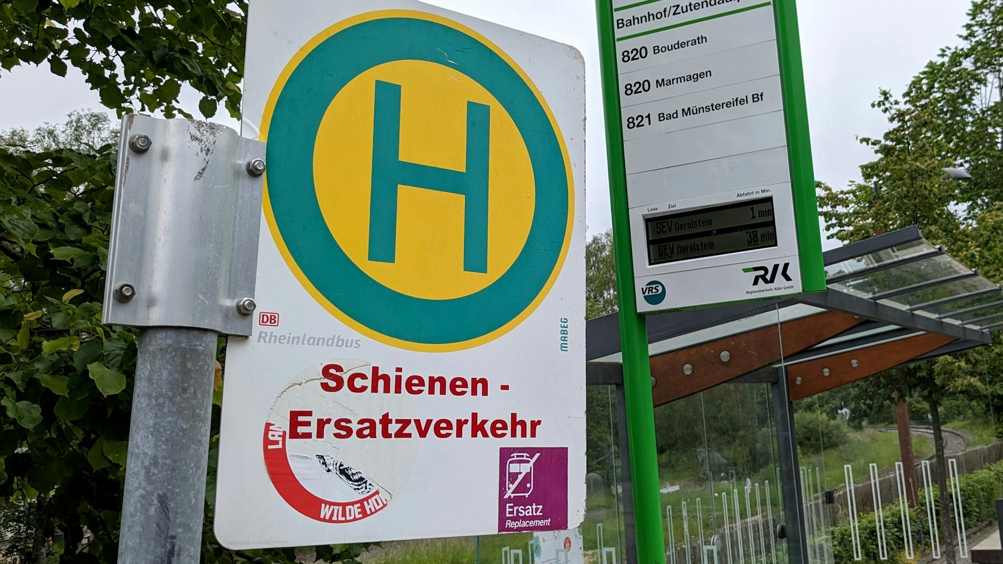 Hinweisschild auf die Haltestelle des Schienenersatzverkehrs am Bahnhof in Nettersheim.