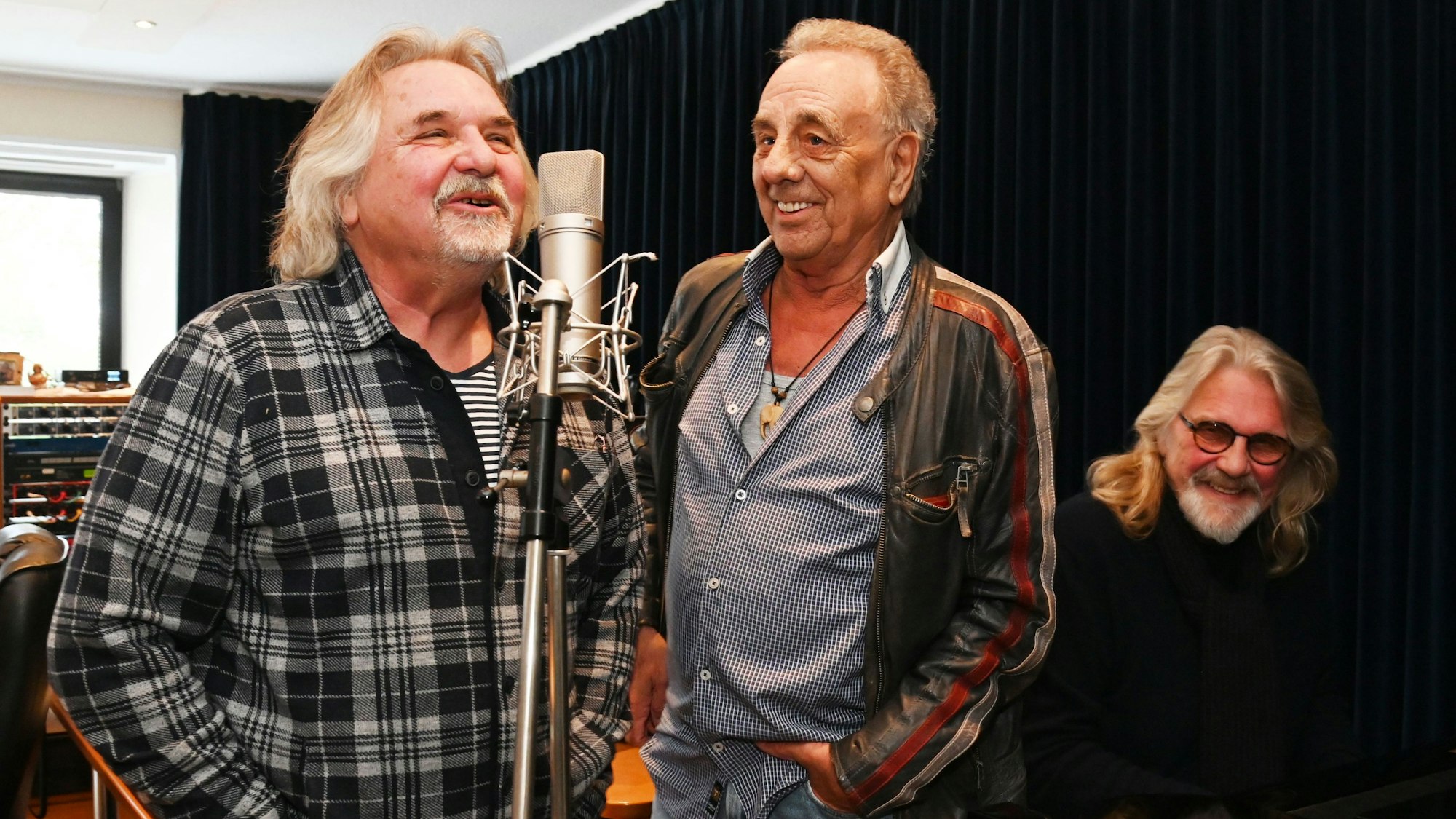 Wieder vor dem Mikrofon vereinigt: Tommy Engel und Erry Stoklosa. Neben ihnen: Jürgen Fritz, musikalischer Leiter von Tommy Engel.