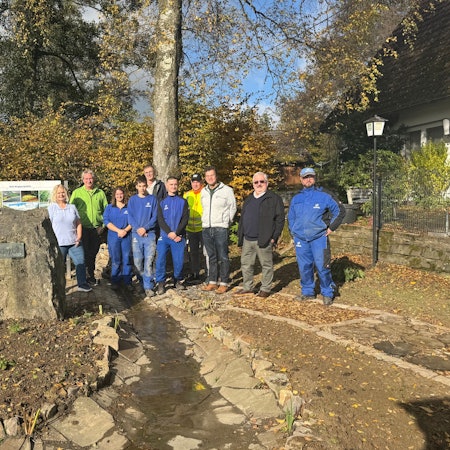 Vertreter aller beteiligten Institutionen und Bürgermeister Stefan Meisenberg (2.v.r.) stellten an der Wupperquelle den neu gestalteten Platz vor.