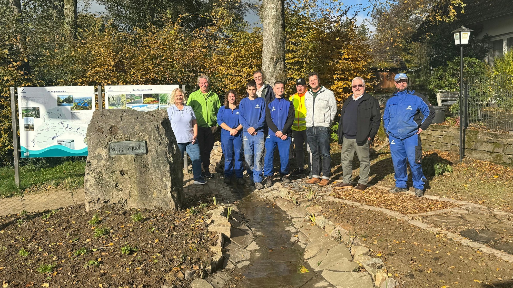 Vertreter aller beteiligten Institutionen und Bürgermeister Stefan Meisenberg (2.v.r.) stellten an der Wupperquelle den neu gestalteten Platz vor.