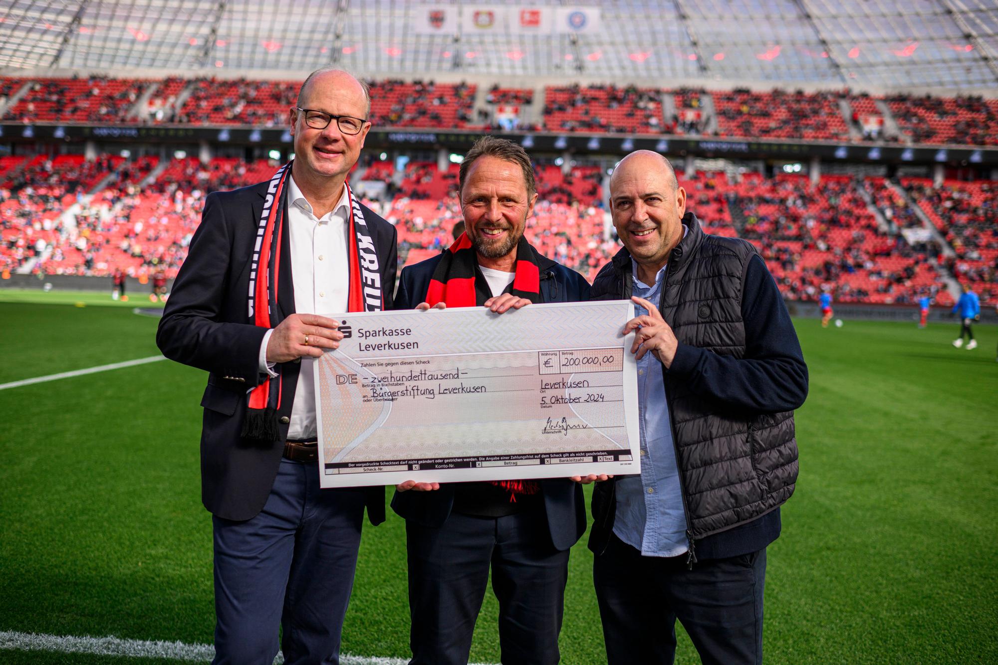 Spende an Bürgerstiftung Leverkusen: Markus Grawe (Vorstandsvorsitzender der Sparkasse Leverkusen) Uwe Richrath (Oberbürgermeister der Stadt Leverkusen) Fernando Carro (Geschäftsführer Bayer 04 Leverkusen Fußball GmbH)