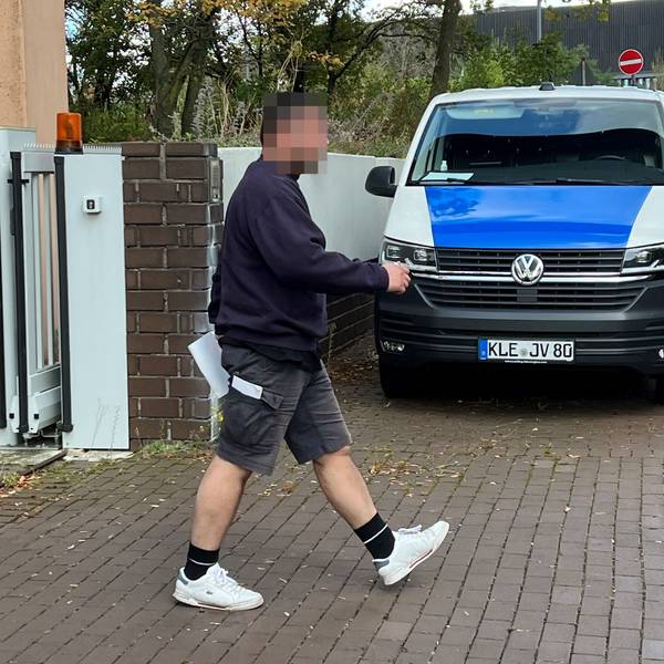 Der Angeklagte beim Verlassen des Gerichtsgebäudes. Er wurde aus der Untersuchungshaft entlassen.