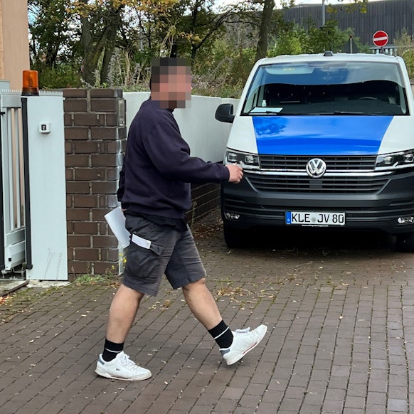 Der Angeklagte beim Verlassen des Gerichtsgebäudes. Er wurde aus der Untersuchungshaft entlassen.