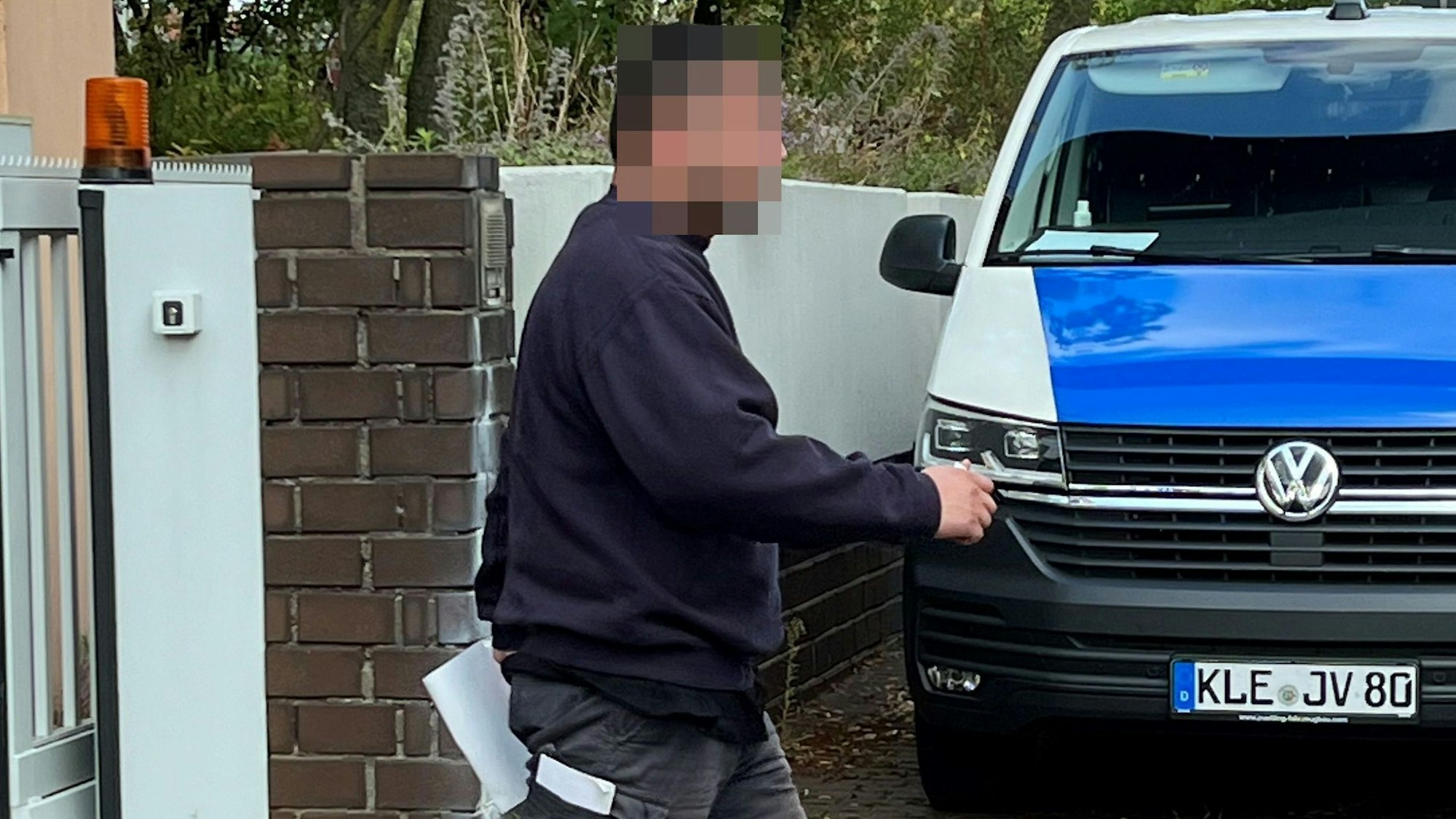 Der Angeklagte beim Verlassen des Gerichtsgebäudes. Er wurde aus der Untersuchungshaft entlassen.