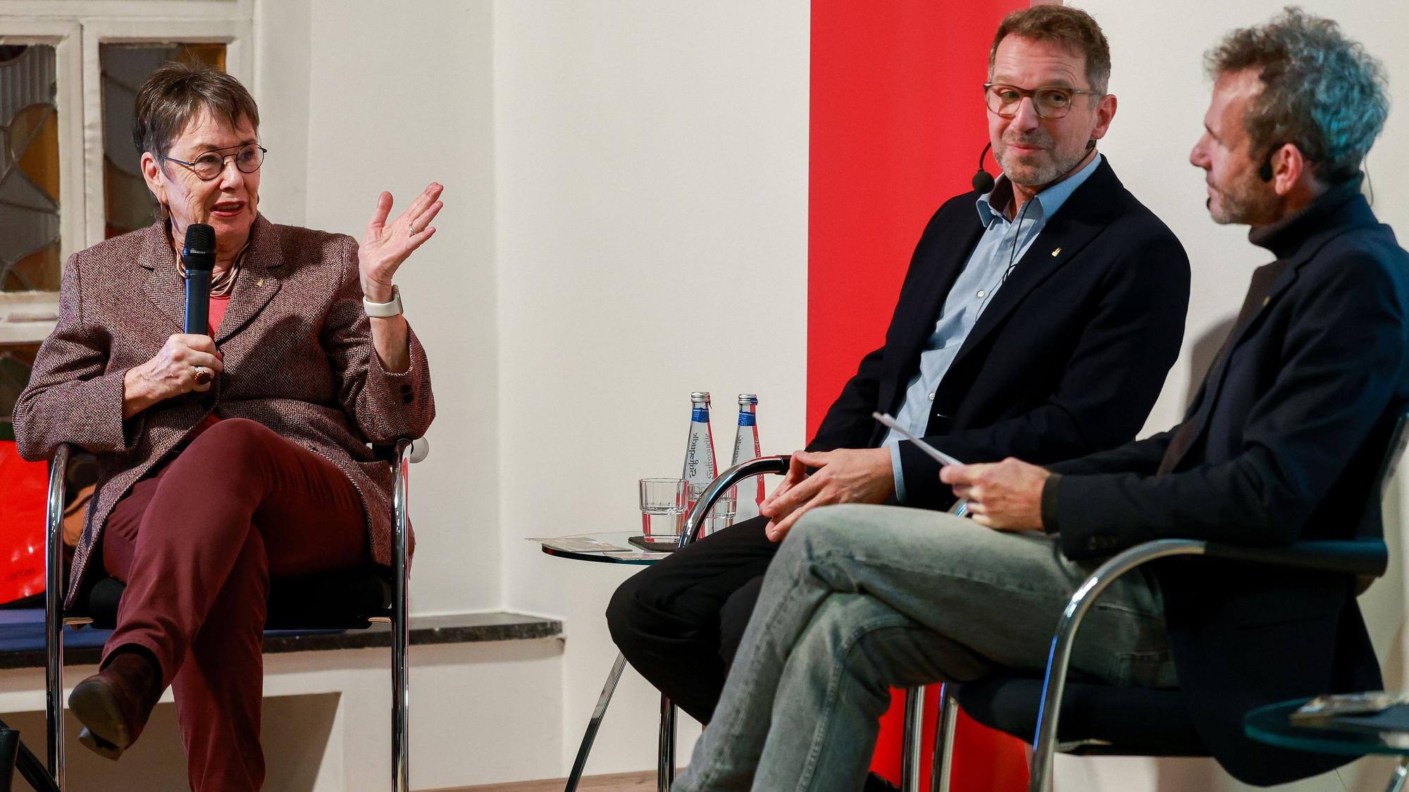Im Bild v.l.n.r. Prof. Dr. Barbara Schock-Werner und Peter Füssenich, Moderator ist Joachim Frank.