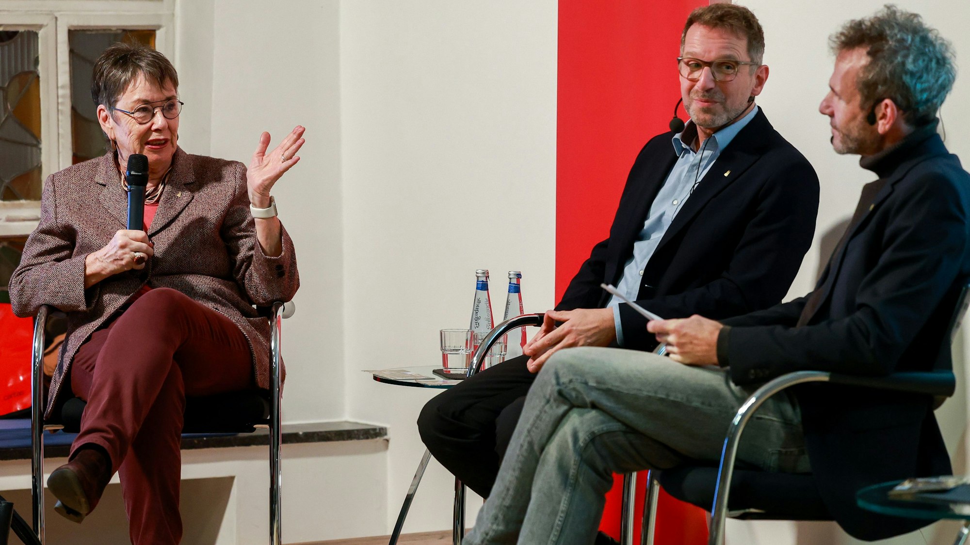 Im Bild v.l.n.r. Prof. Dr. Barbara Schock-Werner und Peter Füssenich, Moderator ist Joachim Frank.