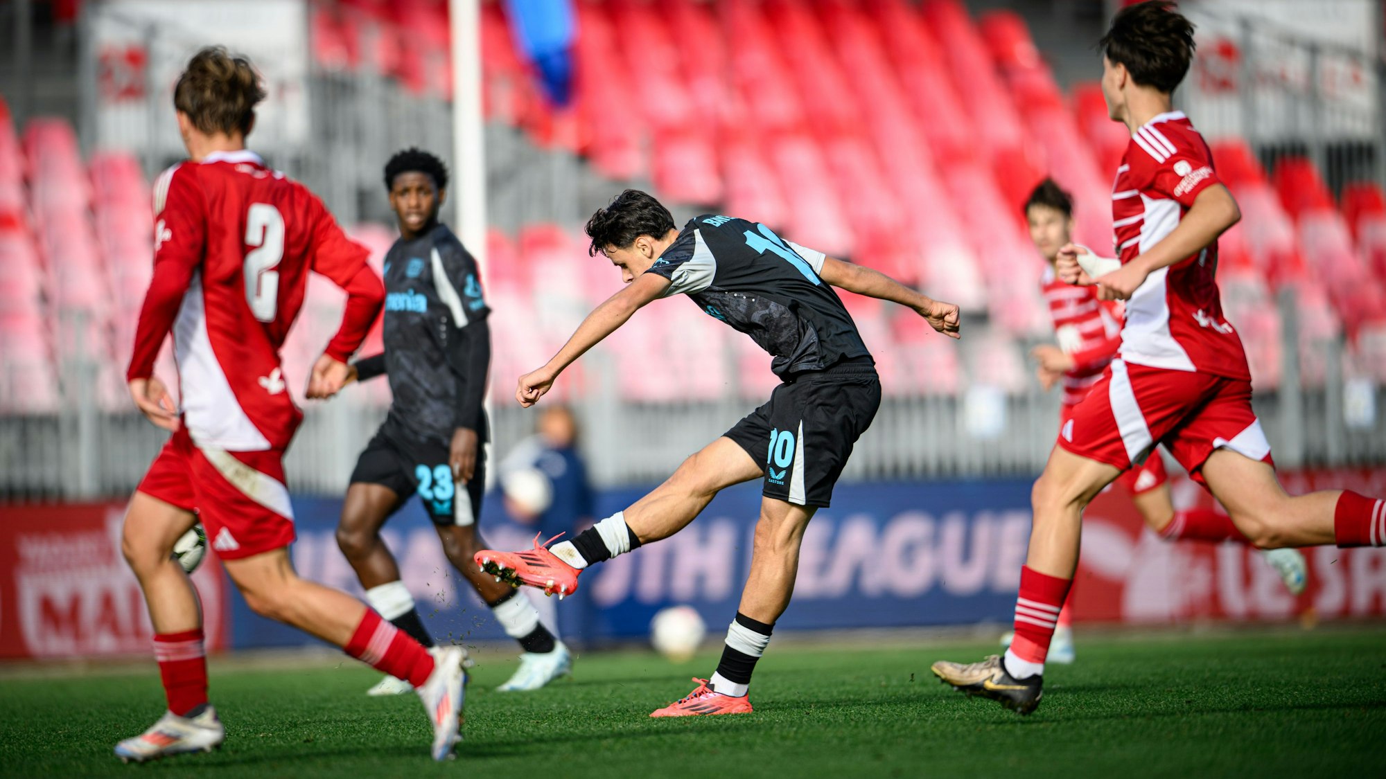 Kerim Alajbegovic erzielt das 1:0 für Bayer 04.