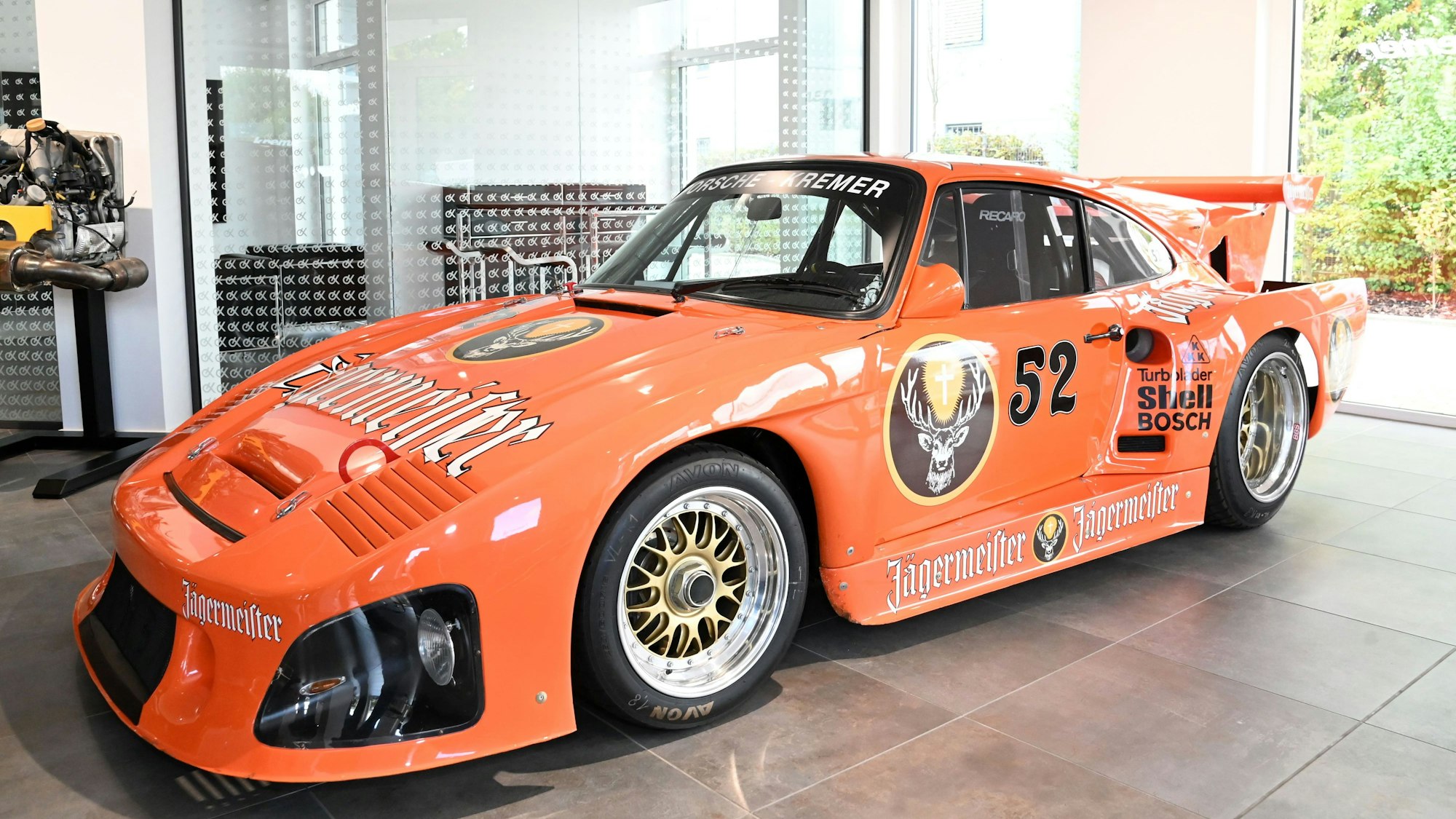 Die Werkstatt gibt es nach mehrfachen Umzügen noch heute. Auch Sportwagen mit denen Rennen gefahren wurden, werden hier geparkt.