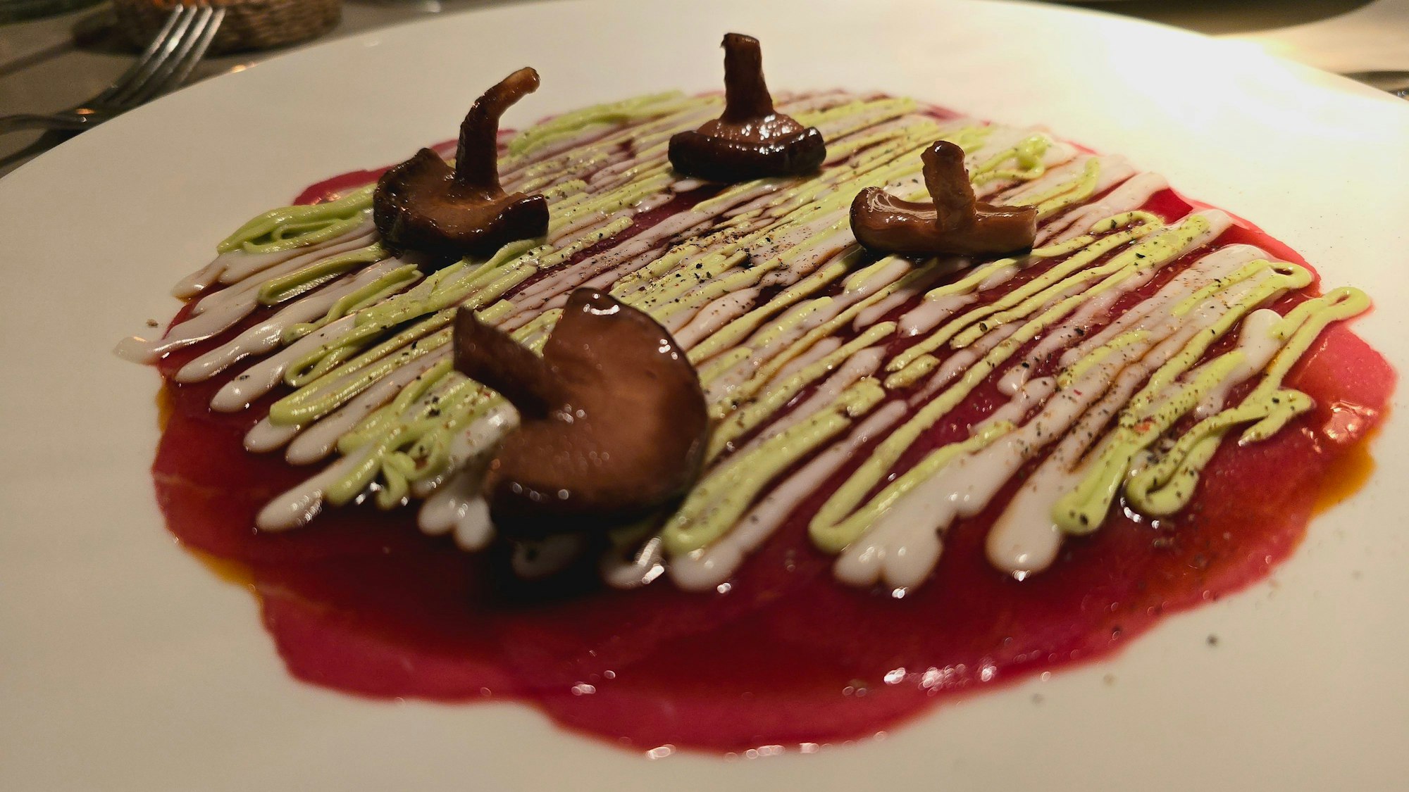 Asia-Carpaccio: Rinderfilet, Dashi reduktion, Sesam-Avocado-Créme & Shiitake
