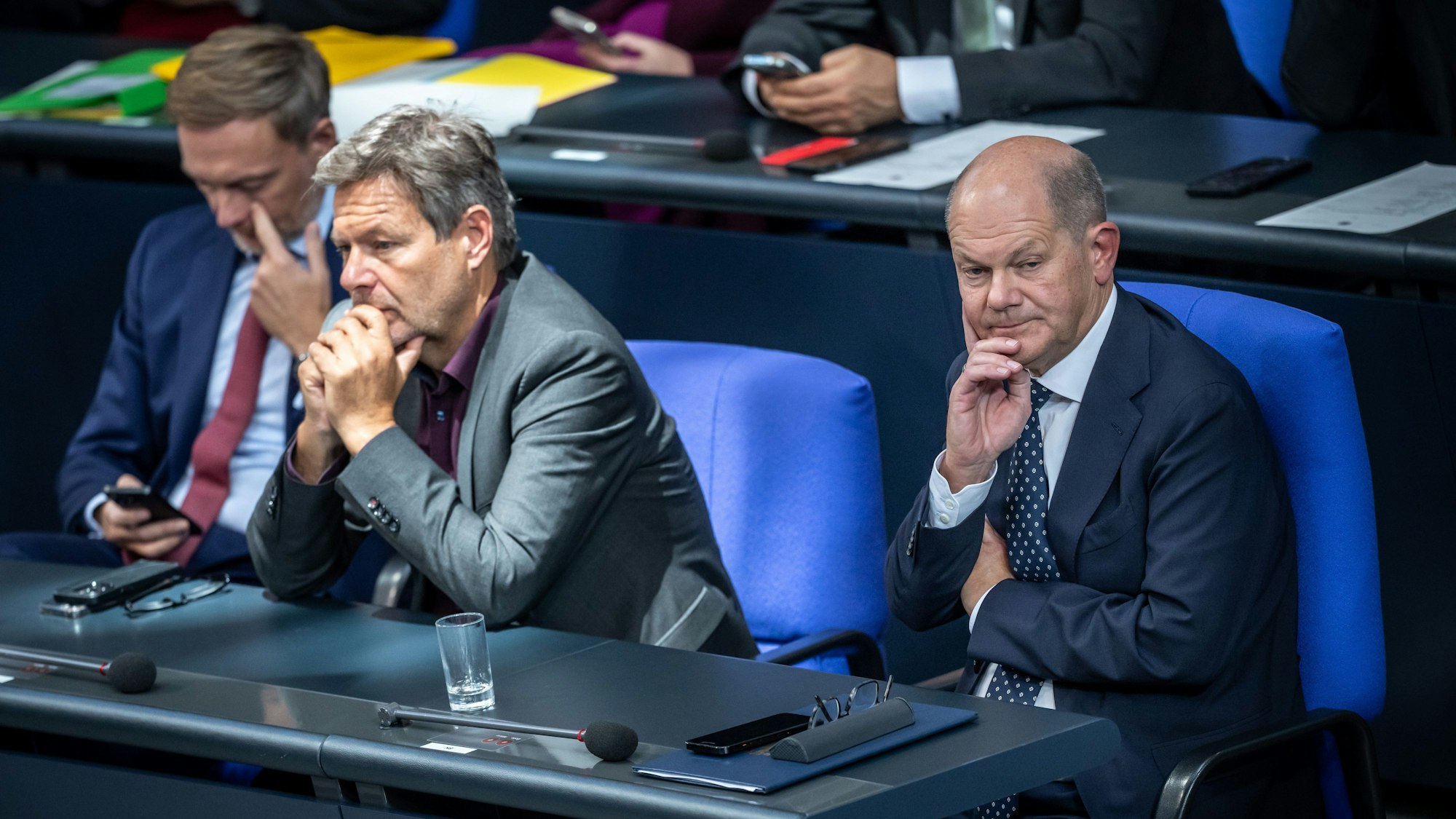 Bundeskanzler Olaf Scholz, Robert Habeck und Christian Lindner im Bundestag.
