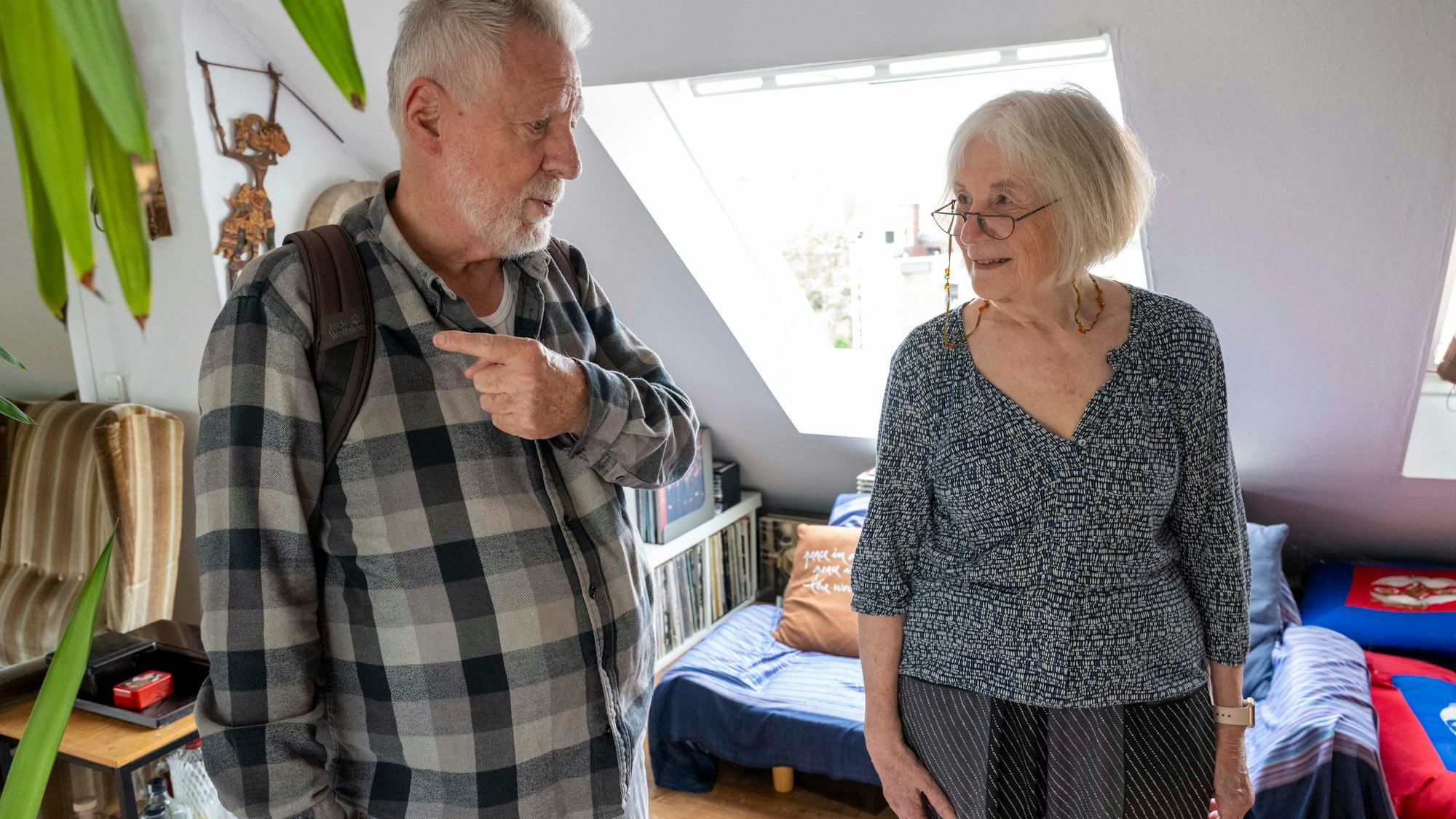 Klaus Adrian von der Bürgermeinschaft Rathenauplatz im Gespräch mit Mieterin Hanne Huxoll