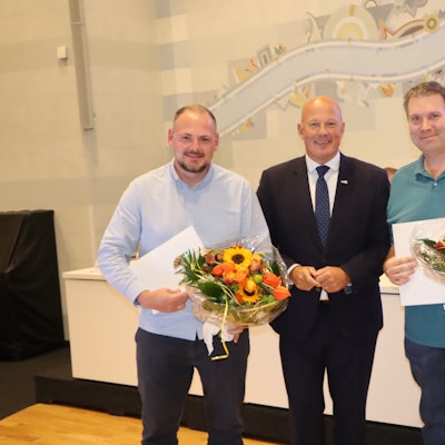 Das Bild zeigt Tim Poetschulat und Kay Brüggen. Beide wurden von Landrat Frank Rock für ihren Einsatz geehrt.