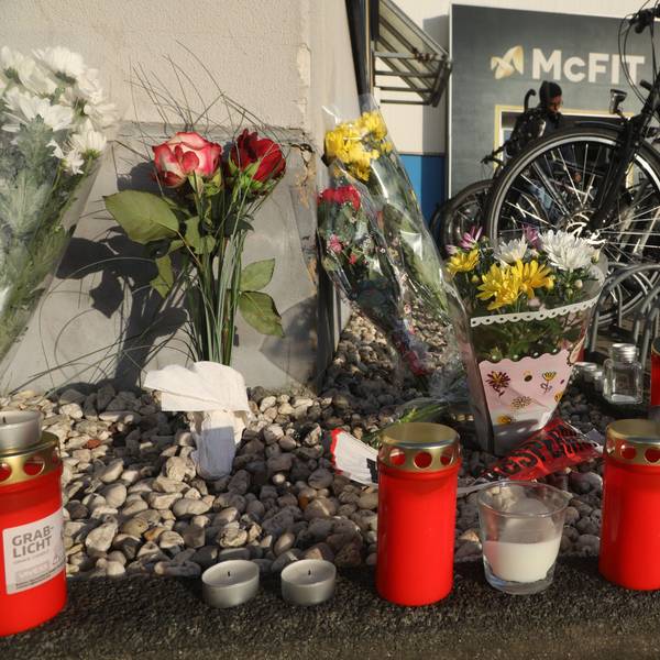 23.10.2024, Köln: Blumen und Kerzen am Tag danach in Kalk. In Kalk ist am Dienstag ein Mann gestorben, nachdem ein Unbekannter auf ihn geschossen hatte. Der Täter ist flüchtig. Foto: Arton Krasniqi