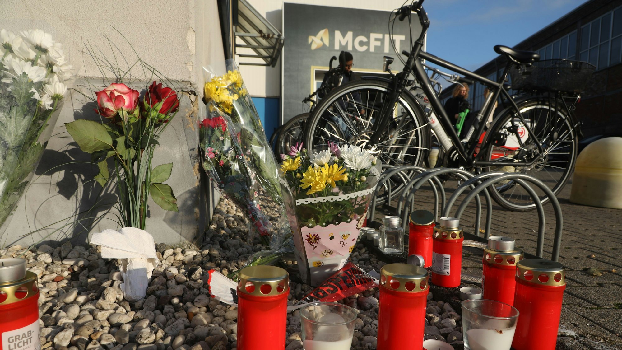 23.10.2024, Köln: Blumen und Kerzen am Tag danach in Kalk. In Kalk ist am Dienstag ein Mann gestorben, nachdem ein Unbekannter auf ihn geschossen hatte. Der Täter ist flüchtig. Foto: Arton Krasniqi