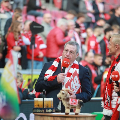 1. FC Köln vs. SSV Ulm, 8. Spieltag, 05.10.2024, 13.00 Uhr, Werner Wolf ehrt das Mitglied Nummer 140.000 (1. FC Köln), Bild: Herbert Bucco