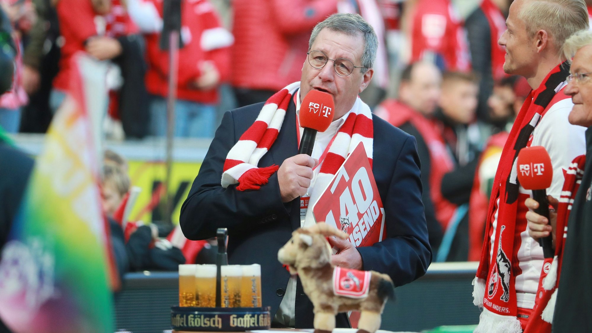 1. FC Köln vs. SSV Ulm, 8. Spieltag, 05.10.2024, 13.00 Uhr, Werner Wolf ehrt das Mitglied Nummer 140.000 (1. FC Köln), Bild: Herbert Bucco