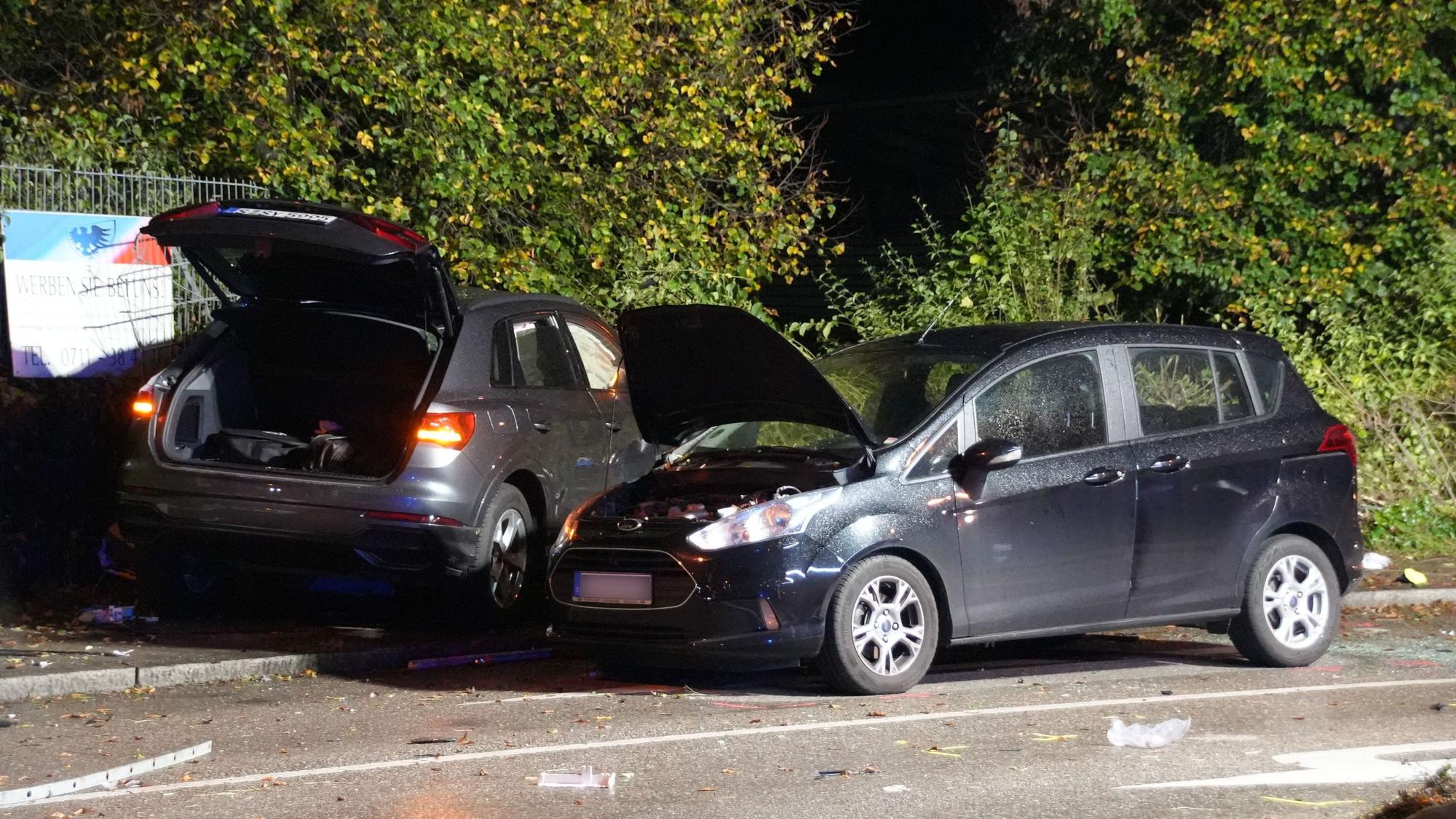 Esslingen: Nachdem eine Fußgängerin und ihre zwei Söhne von einem Auto erfasst und tödlich verletzt wurden, stehen die beteiligten Fahrzeuge am Dienstag (22. Oktober) an der Unfallstelle.