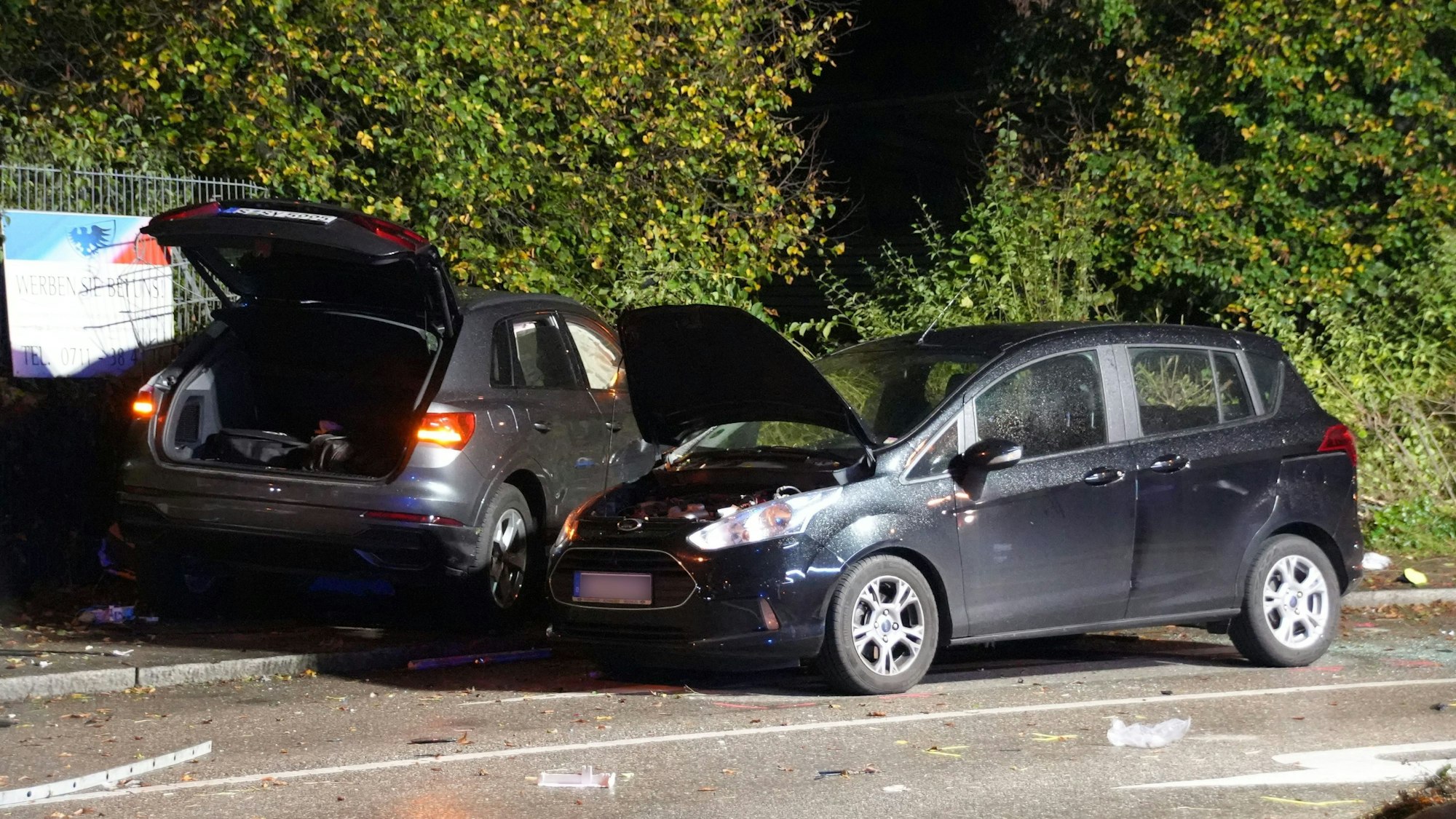 Esslingen: Nachdem eine Fußgängerin und ihre zwei Söhne von einem Auto erfasst und tödlich verletzt wurden, stehen die beteiligten Fahrzeuge am Dienstag (22. Oktober) an der Unfallstelle.