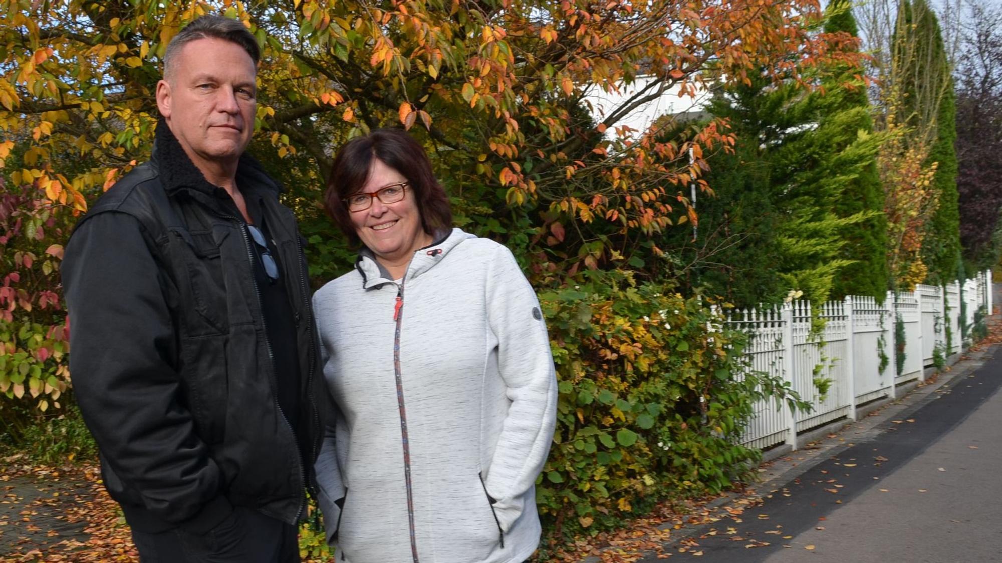 Nach einem Bürgerantrag von Christina Simon und Stefan Monreal an den Waldbröler Stadtrat wird in der Marktstadt die Dechant-Wolter-Straße umbenannt. Emmerich Wolter soll zu den katholischen Geistlichen gehören, die sich in Waldbröl an Kindern vergangen haben. Unser Foto zeigt die beiden an der besagten Straße.