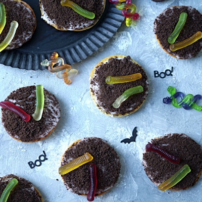 Die Amerikaner sind mit schwarzen Krümel und Gummiwürmer dekoriert.