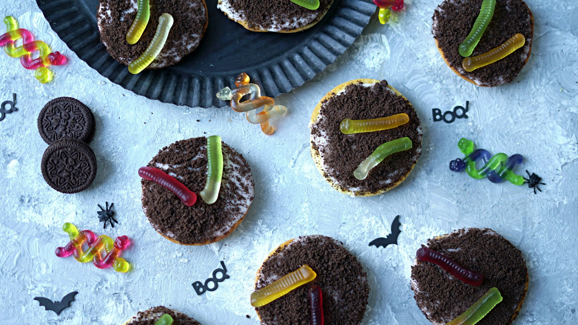 Die Amerikaner sind mit schwarzen Krümel und Gummiwürmer dekoriert.