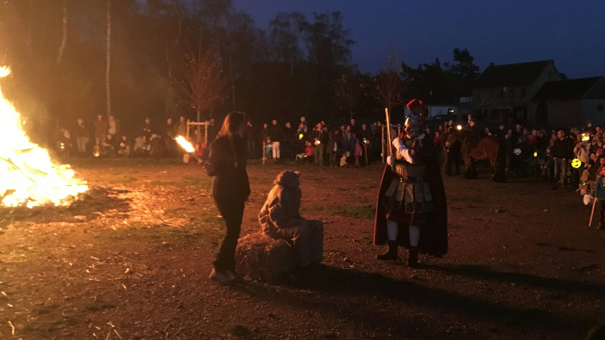 Die Martinsgeschichte wird in Kommern am Feuer nachgespielt. (Archivbild)