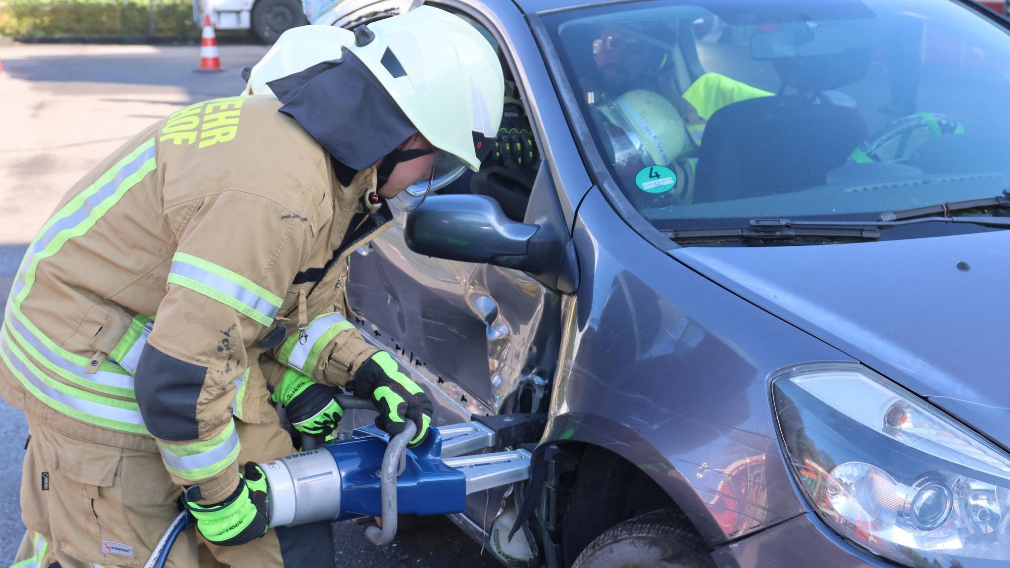 Grundausbildung Feuerwehr in Denklingen: Hier wird mit einem Hydraulikspreizer die Beifahrertür eines Unfallautos geöffnet.