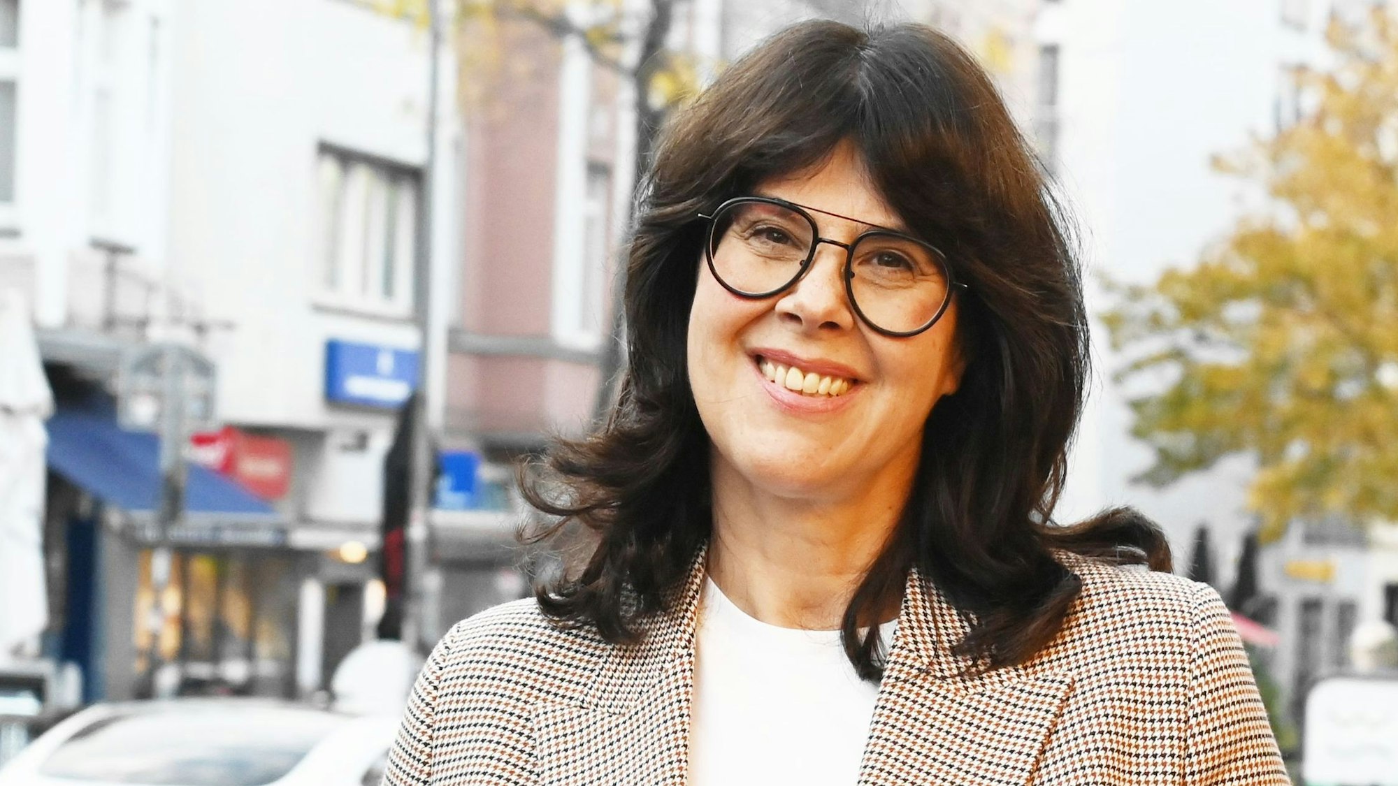 Professorin Anke Ortlepp von der Universität zu Köln auf der Neusser Straße in Köln-Nippes